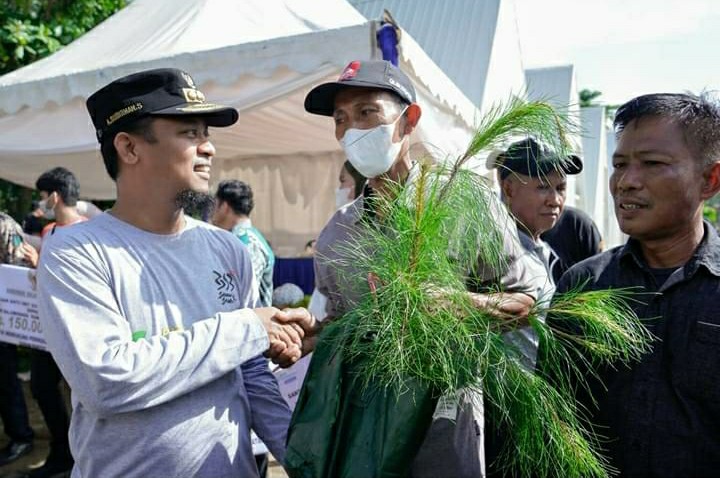 Tanam Mangrove, Andi Sudirman Sekaligus Serahkan Bantuan kepada Kelompok Tani dan Nelayan