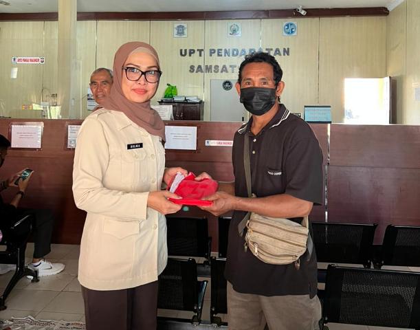 Samsat Luwu Bagikan Bendera pada Wajib Pajak, Sebagai Bentuk Ucapan Terima Kasih