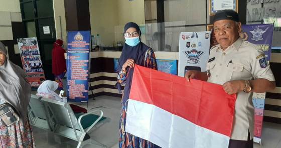 Samsat Sidrap Bagikan Bendera pada Wajib Pajak Jelang HUT RI ke-77