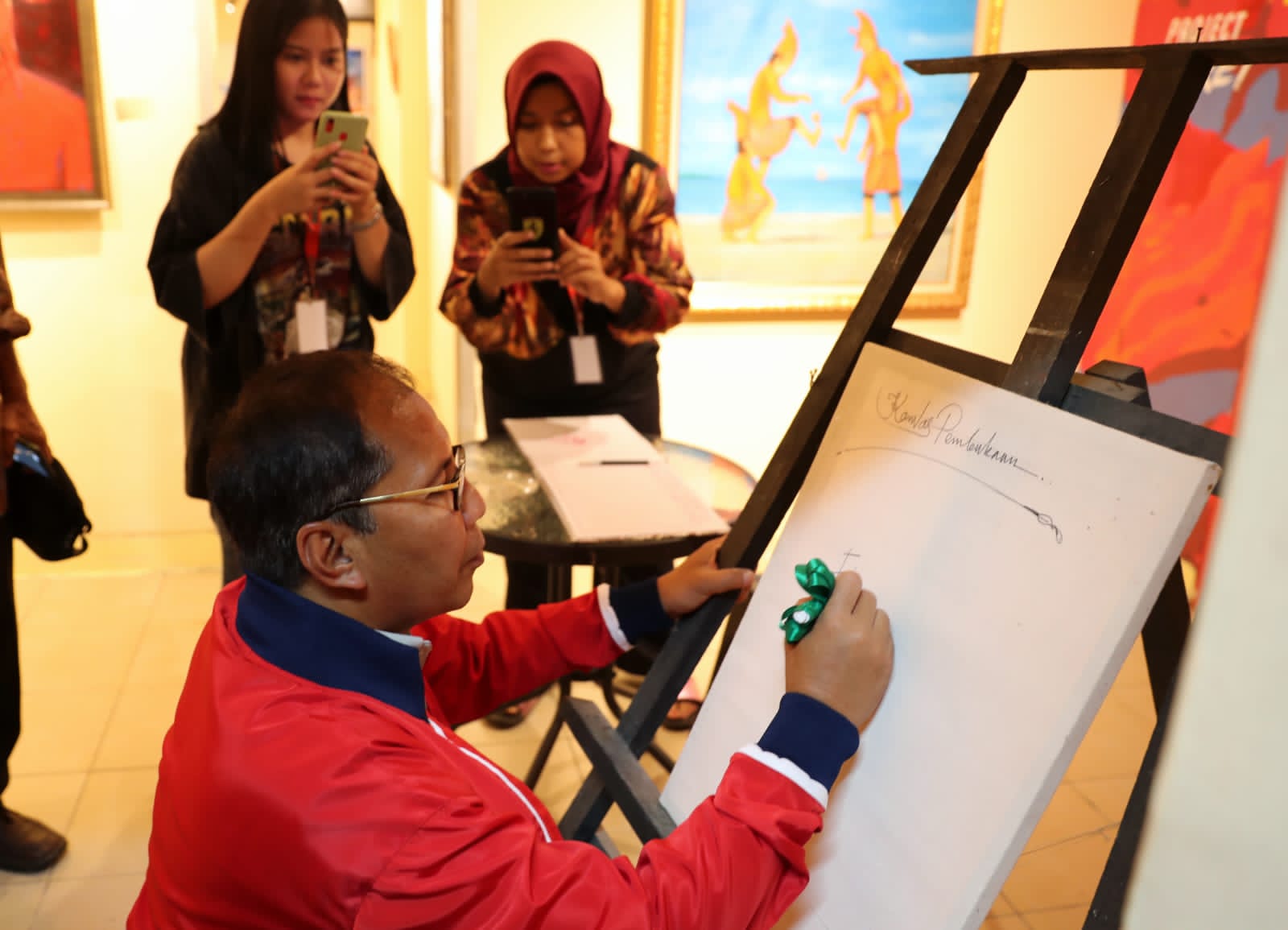 Hari Kedua Makassar F8, Danny Pomanto Kunjungi Stand Fine Art dan Fauna