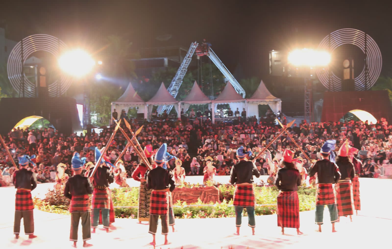 Wali Kota Danny Nonton Langsung Pertunjukan Daeng Mangalle, Inilah Kisah Heroik Anak Makassar