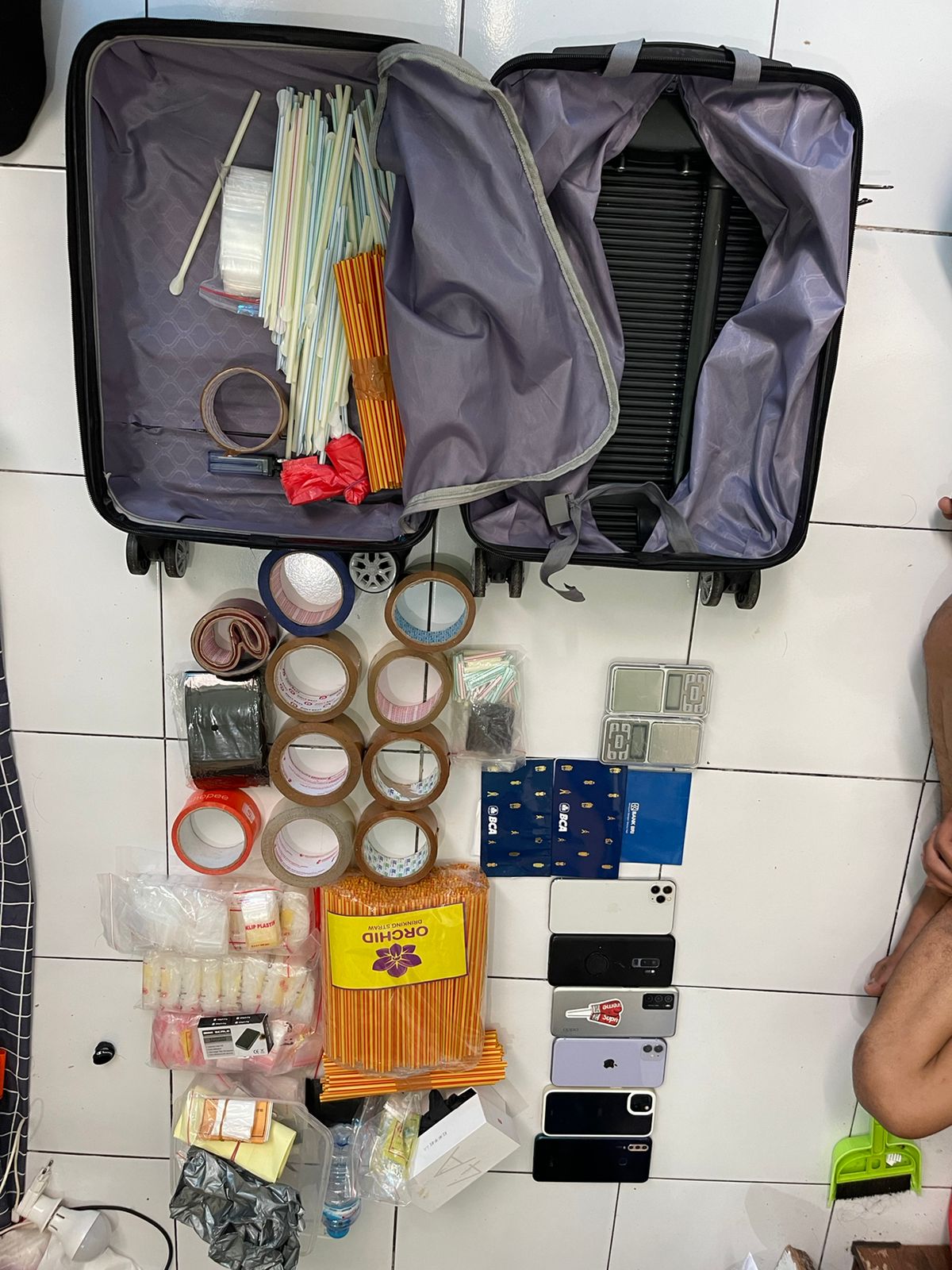 Polisi Gerebek Markas Geng Pengedar Sabu Naga Hitam di Makassar, 1 Koper Berisi Sabu Disita 