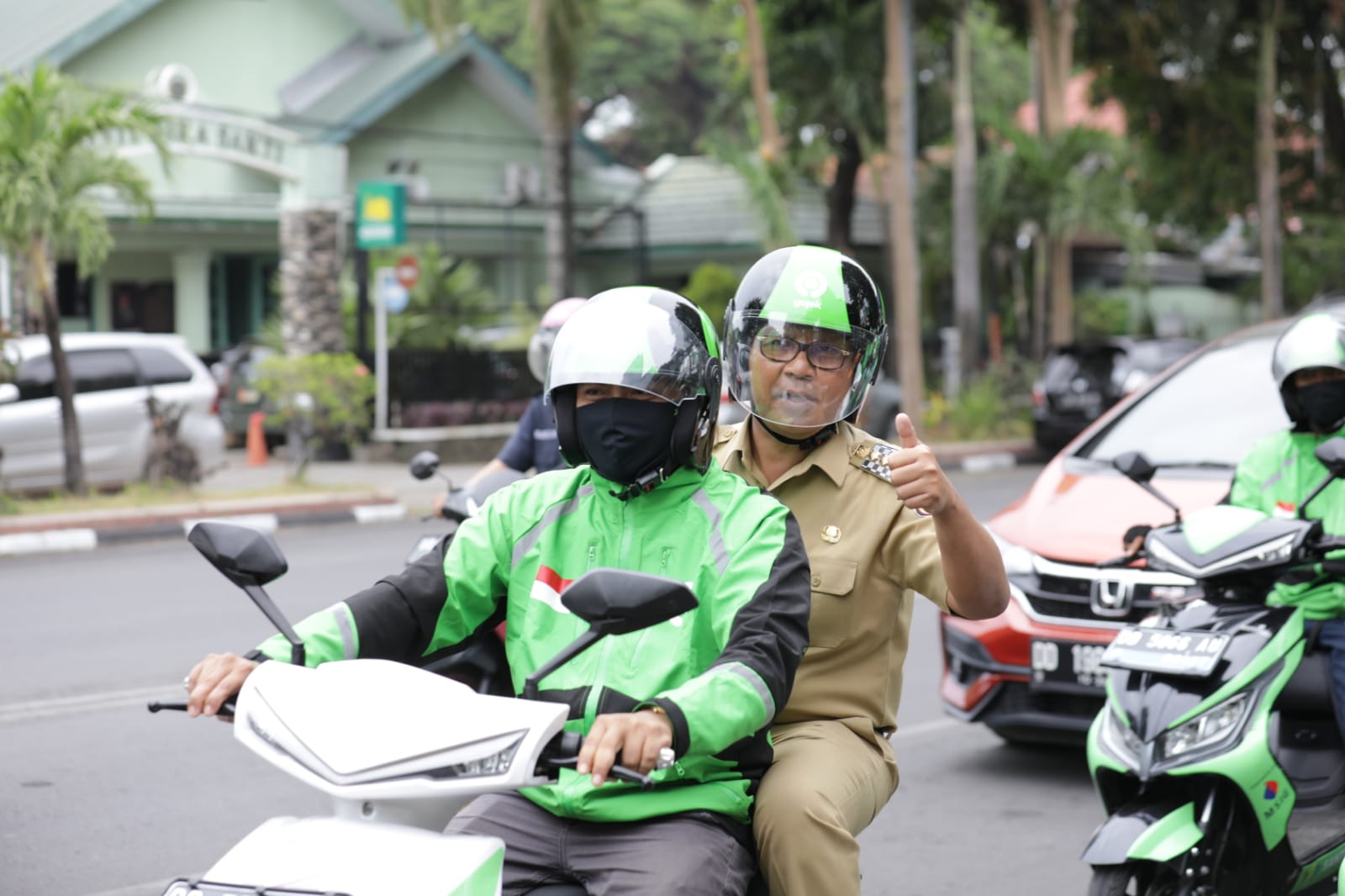 Ojol Day, Danny Pomanto Diantar Pakai Motor Listrik ke Balai Kota