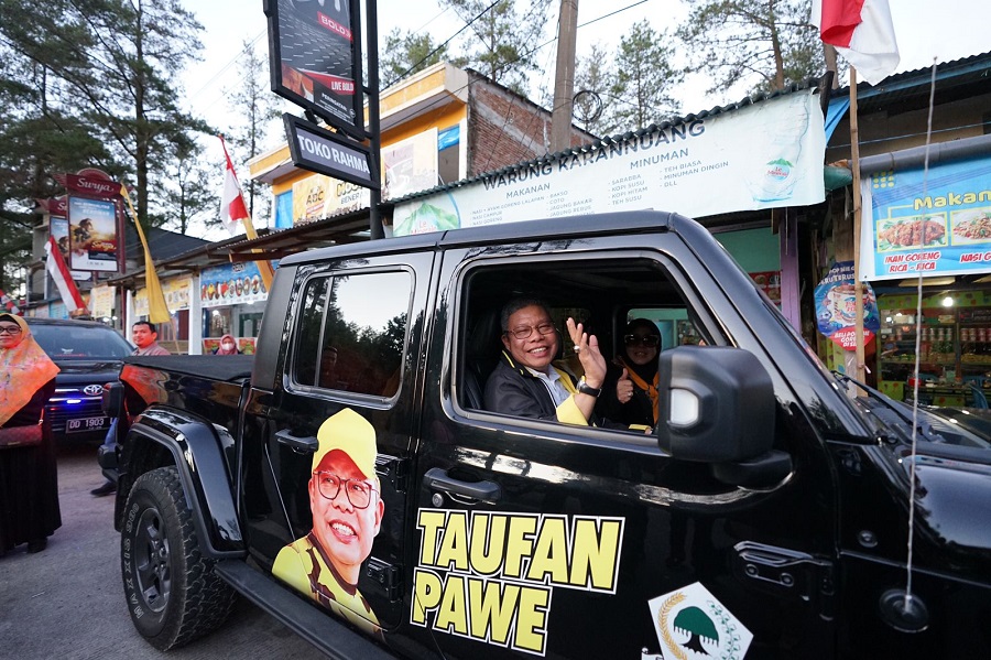 Romantis Bersama Istri di Akhir Pekan, Taufan Pawe Setir Mobil Sendiri Didampingi Erna Taufan 