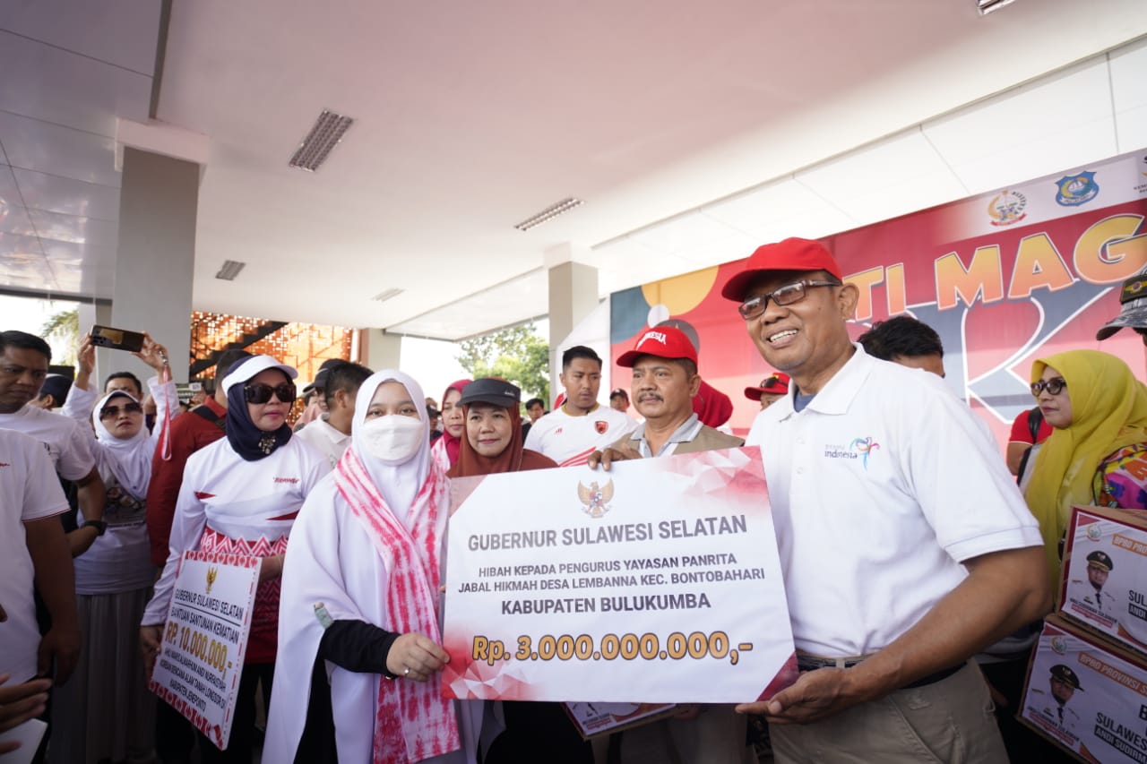 Gubernur Serahkan Sejumlah Bantuan di Bulukumba, Mulai Santunan Korban Longsor hingga Dana Hibah Rp3 Miliar untuk Pesantren Tahfidz Qur