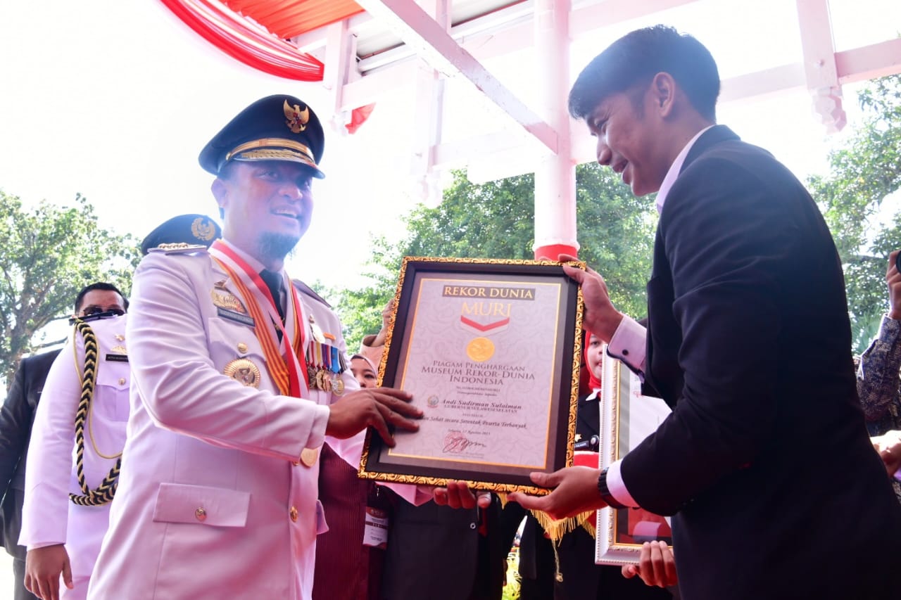 Jalan Sehat Anti Mager Buat Gubernur Andi Sudirman Terima Penghargaan Museum Rekor