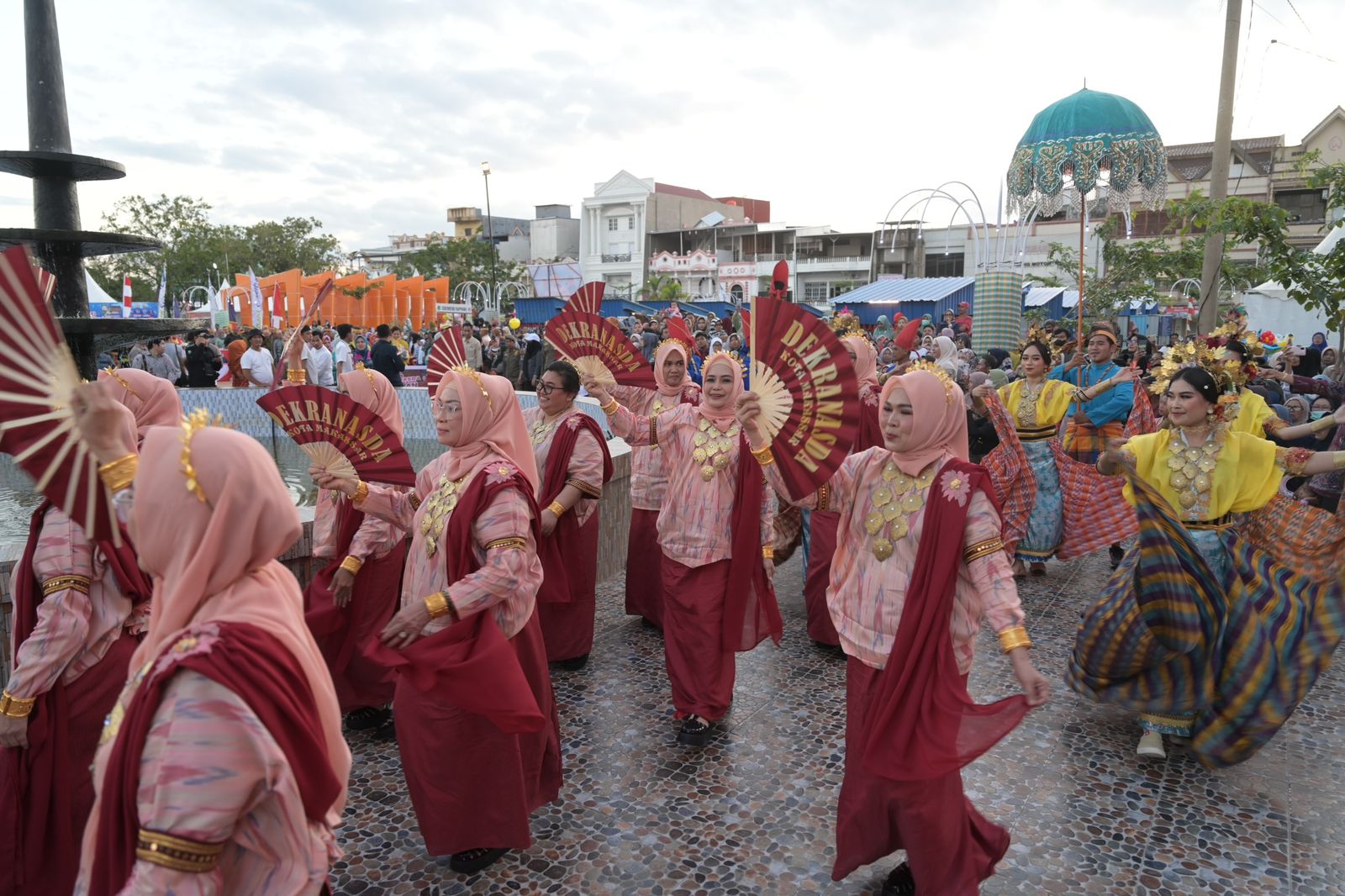 Dekranasda Makassar Pamerkan Lipa