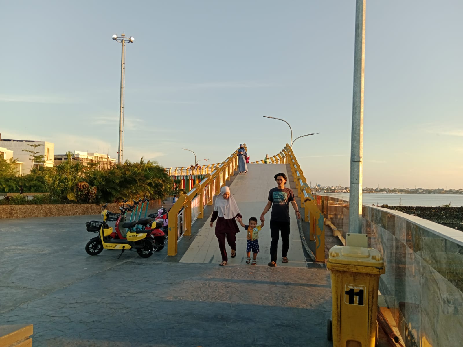 Indahnya Pesona Sunset dari Anjungan Cempae, Masyarakat Juluki Taufan Pawe "Bapak Pembangunan Kota Parepare"