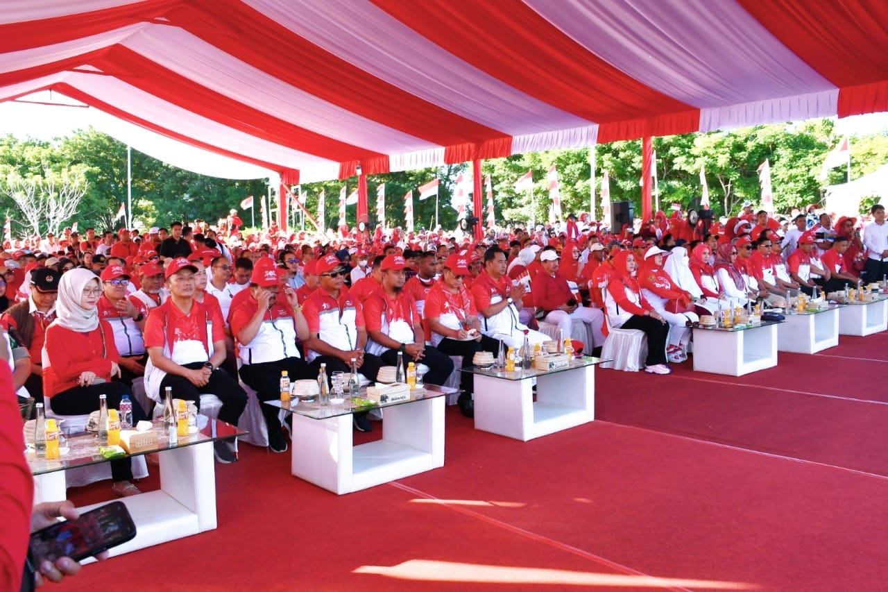 Pj Gubernur Sulbar Hadiri Gerakan Nasional Pembagian 10 Juta Bendera Merah Putih di Tanjung Bira