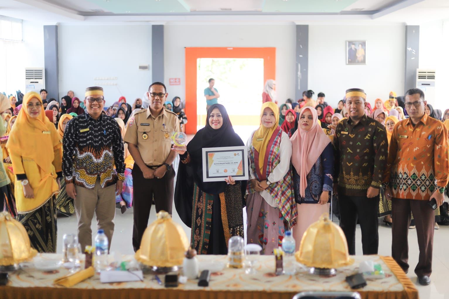 Erna Rasyid Taufan Dianugerahi Tokoh Penggerak dan Peduli Pelestarian Bahasa Daerah di Parepare
