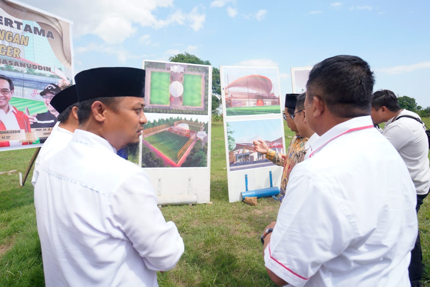 Gubernur Serahkan Hibah Rp13 M ke Unhas, Sekaligus Hadiri Soft Launching Masjid dan Pembanguan Lapangan Mini Soccer Fakultas Teknik