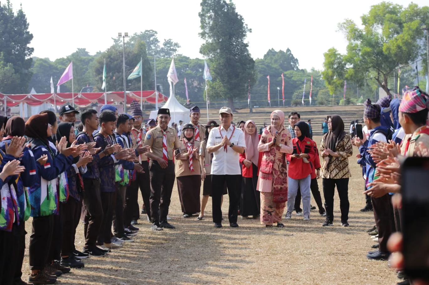 Pj Gubernur Bersama Ketua TP PKK Sulbar Kunjung Stand Kwarda Sulbar di Cibubur