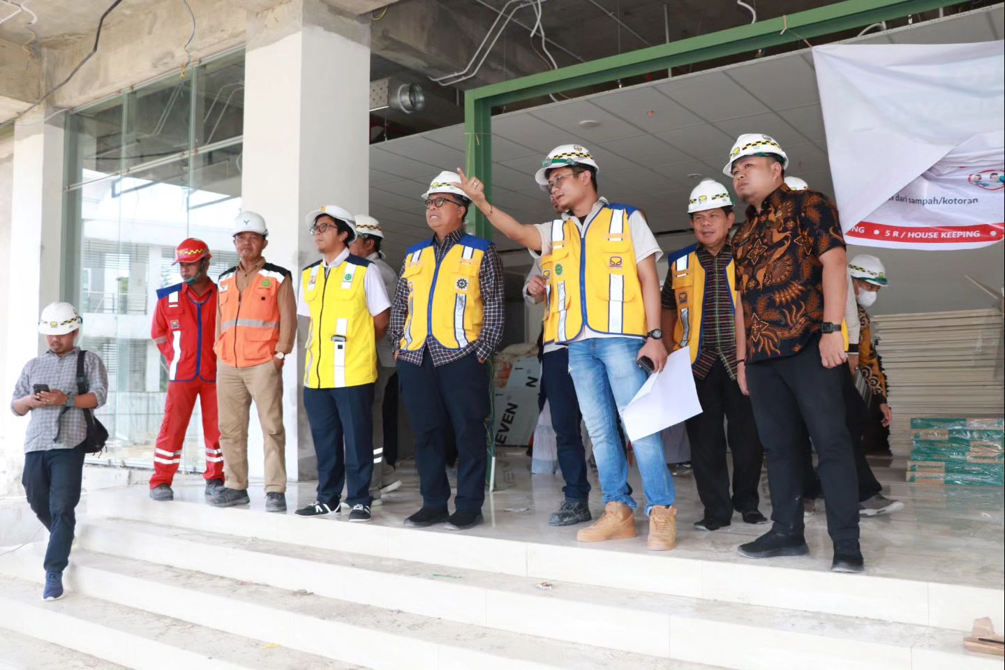 Sekprov Sulbar Tinjau Progres Finishing Pekerjaan Kantor Gubernur, Rampung Oktober 2023 
