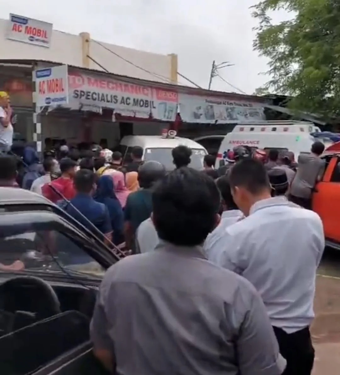 Banda Aceh Heboh, Sepasang Kekasih Ditemukan Tewas Tanpa Pakaian di Dalam Mobil Mewah Lexus RX 300