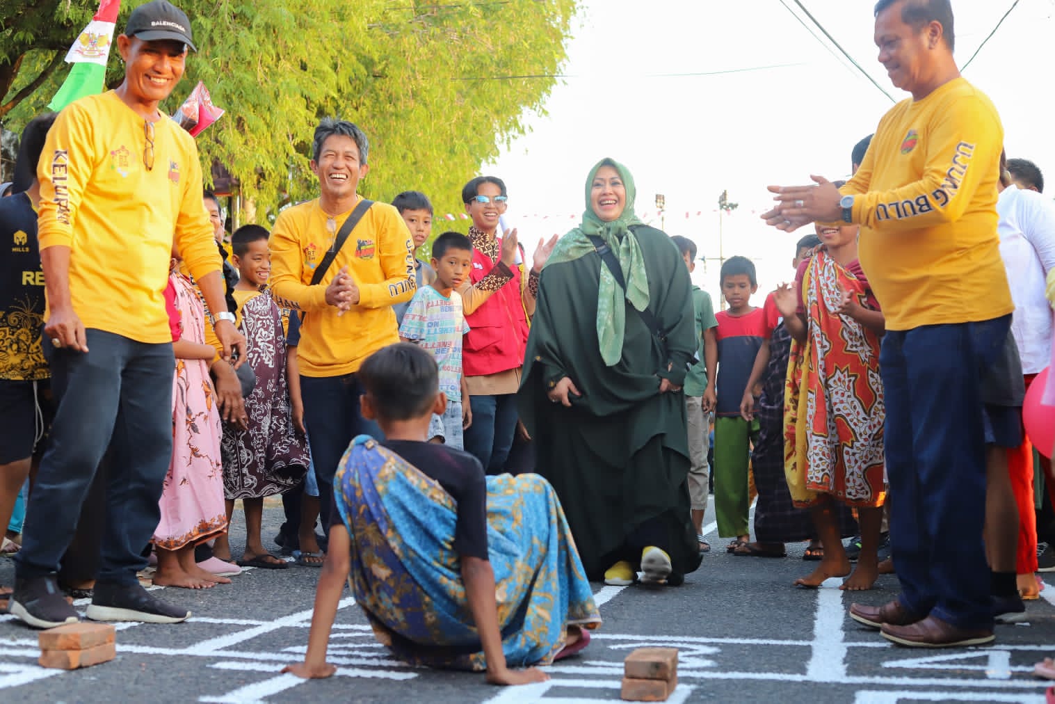 Seru, Porseni HUT Kemerdekaan di Kelurahan Ujung Bulu, Erna Rasyid Taufan Ikut Lomba Berbaur Masyarakat 