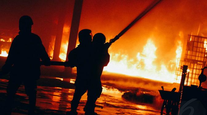 Tengah Malam Terjadi Kebakaran di Depan SPBU Simbuang Mamuju