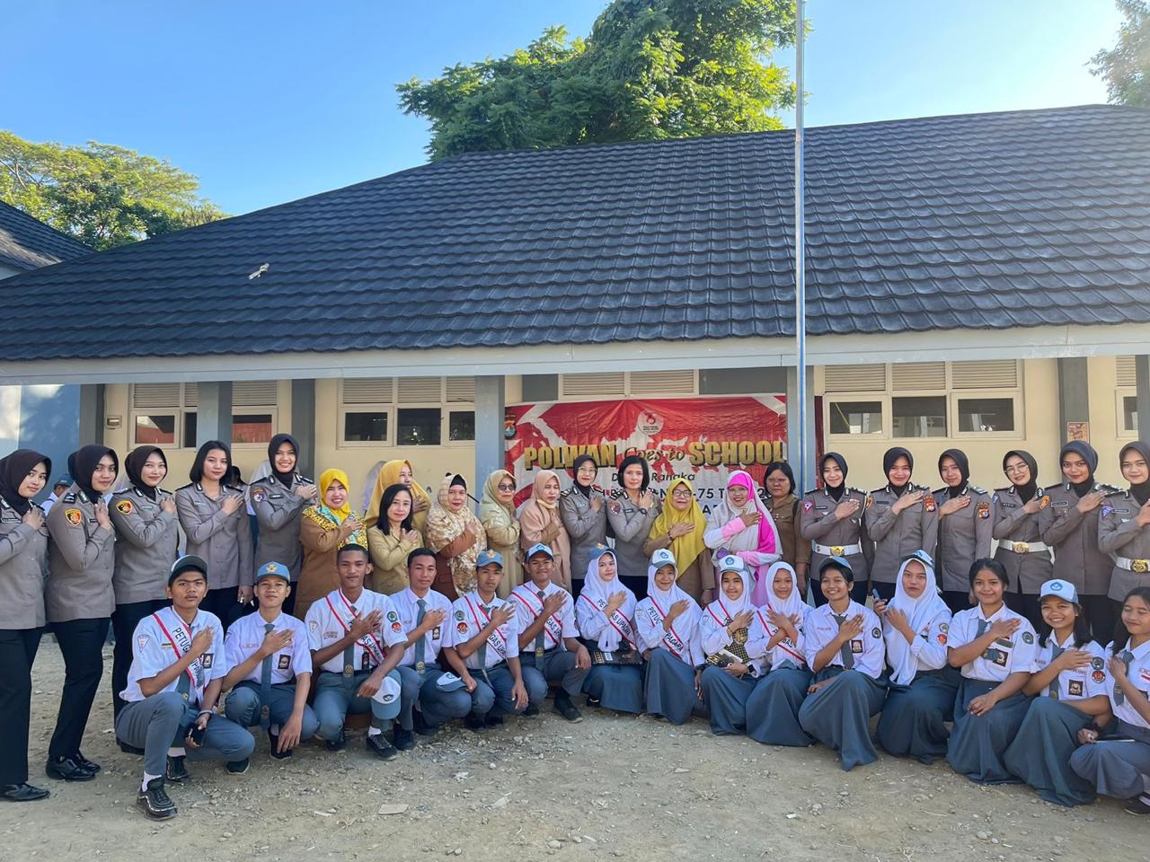 Polwan Polda Sulbar Gelar Goes To School, Wujudkan Anak Muda Tangguh di Era Digital