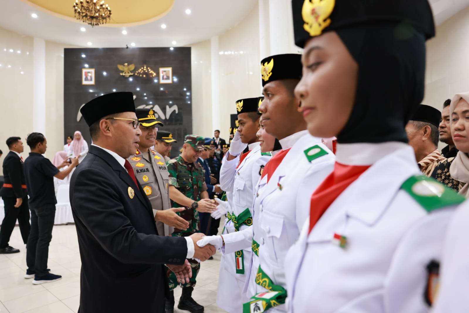 Danny Pomanto Kukuhkan Pasukan Pengibar Bendera Pusaka Kota Makassar 2023 