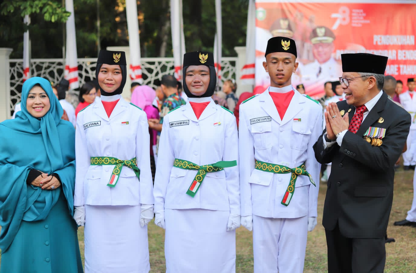 Terharu, Pengukuhan 3 Anggota Paskibraka Parepare Tidak Dihadiri Orang Tua, Taufan Pawe dan Erna Taufan Inisiatif Jadi Pendamping 