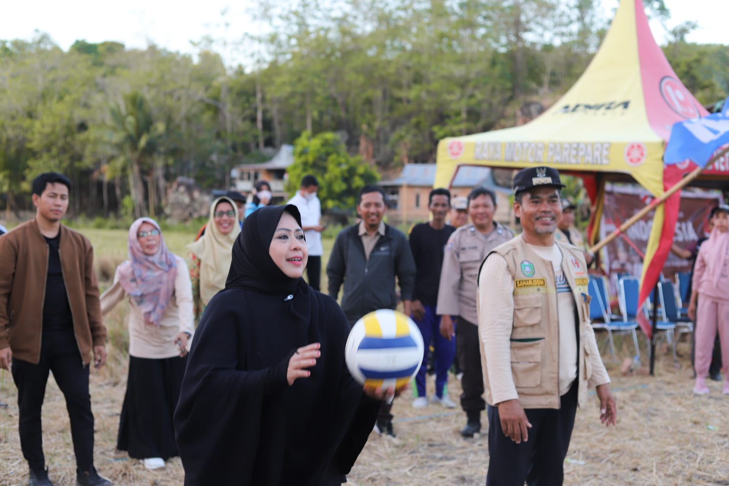 Seru Porseni HUT Kemerdekaan di Watang Bacukiki, Erna Taufan Main Voli Bersama Masyarakat 