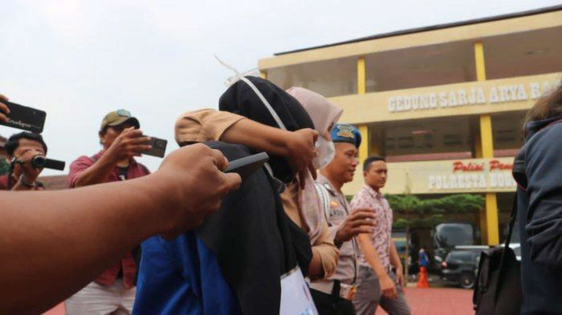 Selebgram Berhijab Diciduk Polisi, Lantaran Promosikan Judi Online Sambil Tampilkan Kemolekan Tubuh