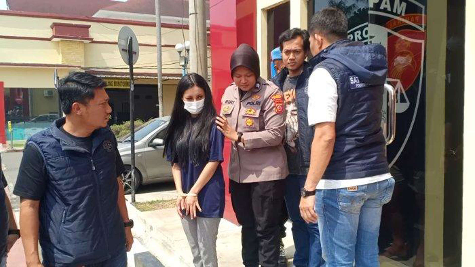 Berani Tampil Berbikini Demi Iklankan Situs Judi Online, Selebgram Cantik Kini Pakai Baju Tahanan