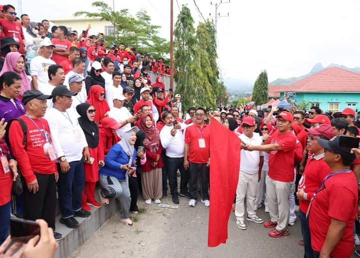 Danny Pomanto Lepas Peserta Jalan Santai IKA Unhas di Enrekang
