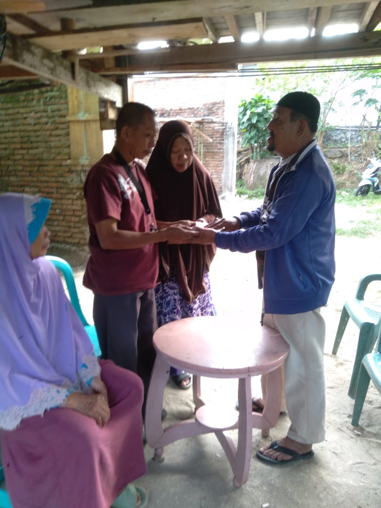 Pagi Buta, Jusvari "Pamulang" Turunkan Bantuan Uang Tunai Rp10 Juta untuk Korban Kebakaran di Ceddie Parepare 