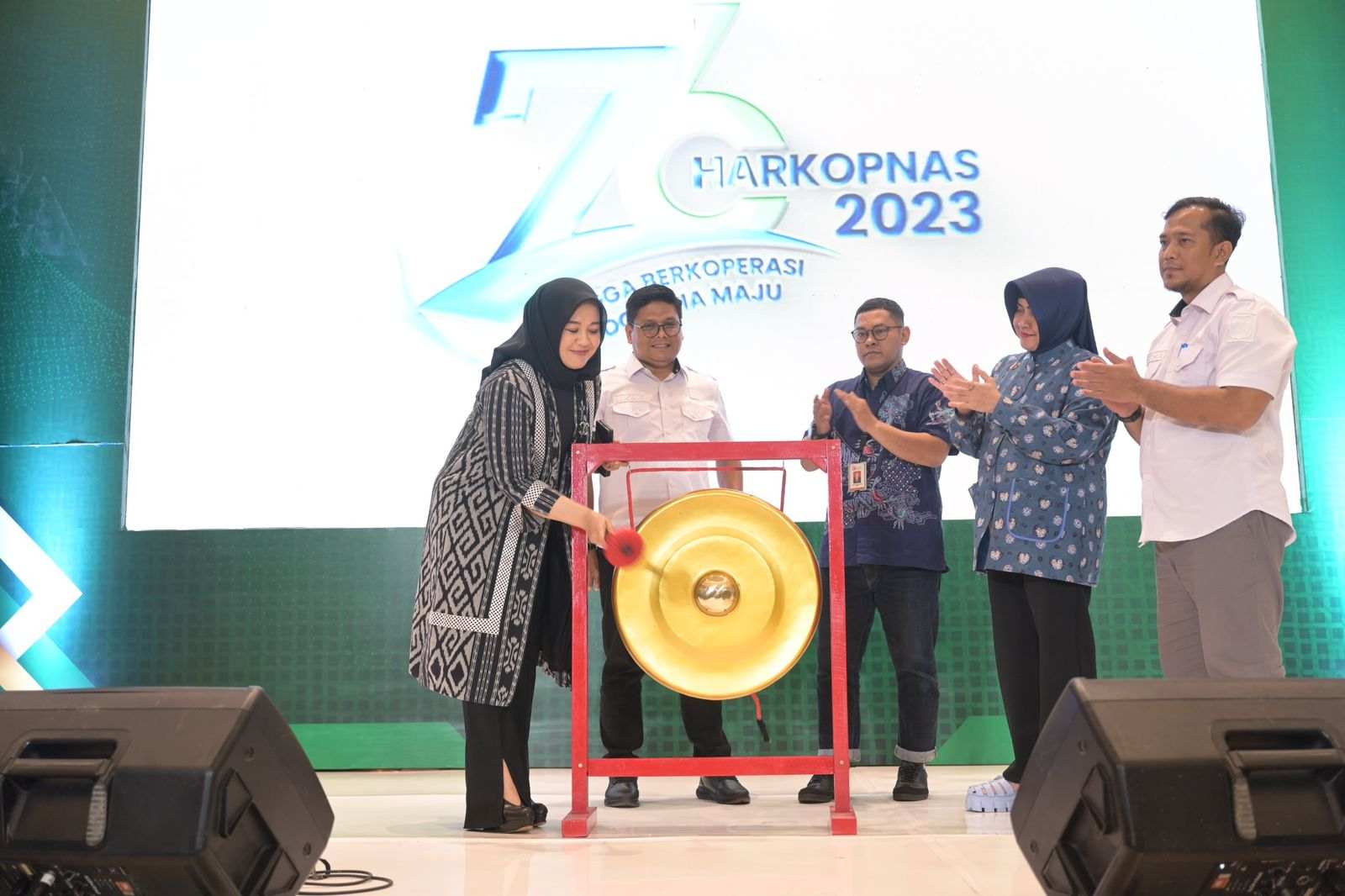 Dukung Pelaku UMKM, Wawali-Ketua TP PKK Makassar Borong Produk UMKM di Cooperative Expo 2023 