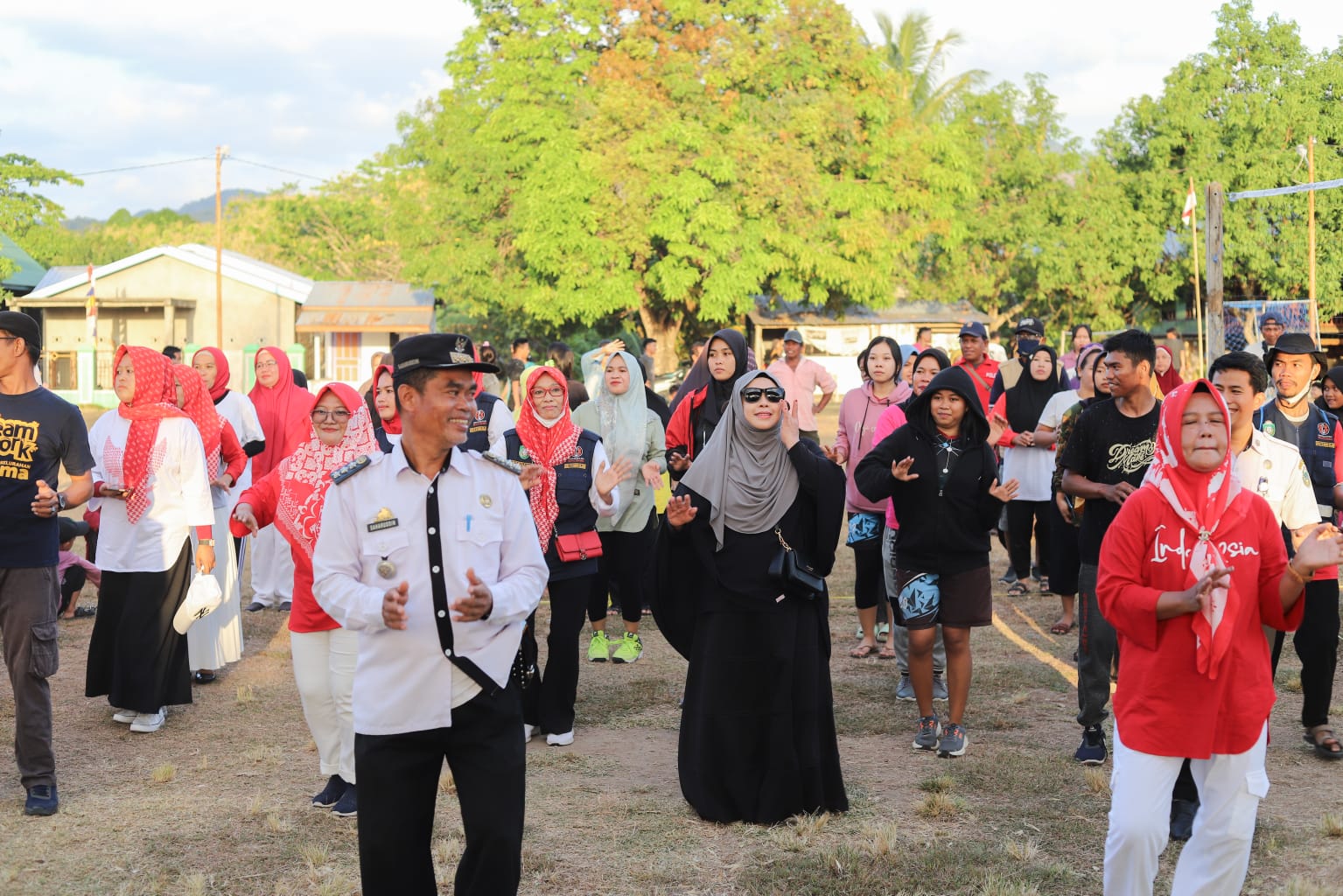 Berbaur dengan Masyarakat, Erna Rasyid Taufan Ramaikan Porseni HUT Kemerdekaan Tingkat Kelurahan 