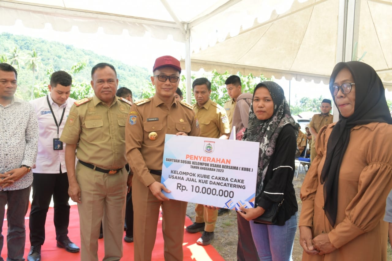 193 Kelompok Usaha Terima Bansos KUBE Rp2,25 M, Pj Gubernur Sulbar Minta Berlomba Kembangkan Usahanya