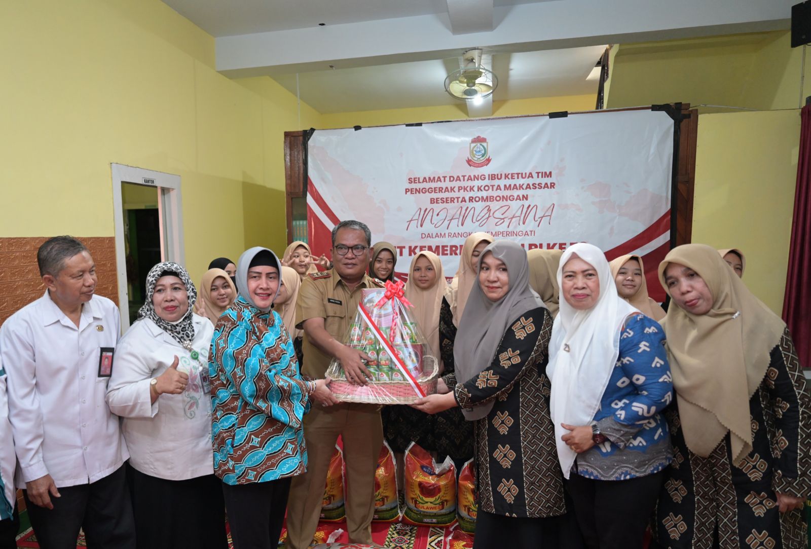 Indira Yusuf Ismail Tebar Kebahagiaan dalam Anjangsana di Panti Asuhan