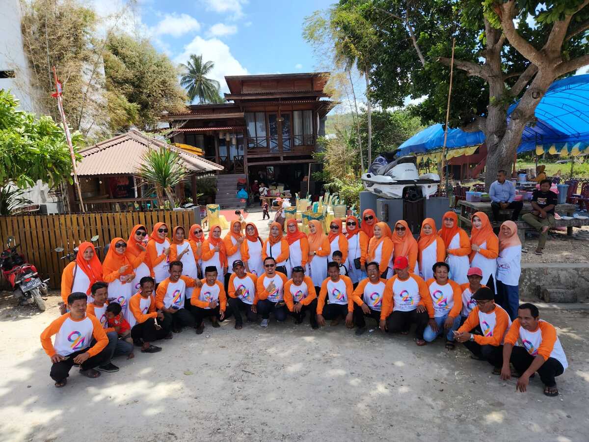 Alumni 94 MTs Bontotiro Bulukumba Gelar Reuni di Pantai Samboang