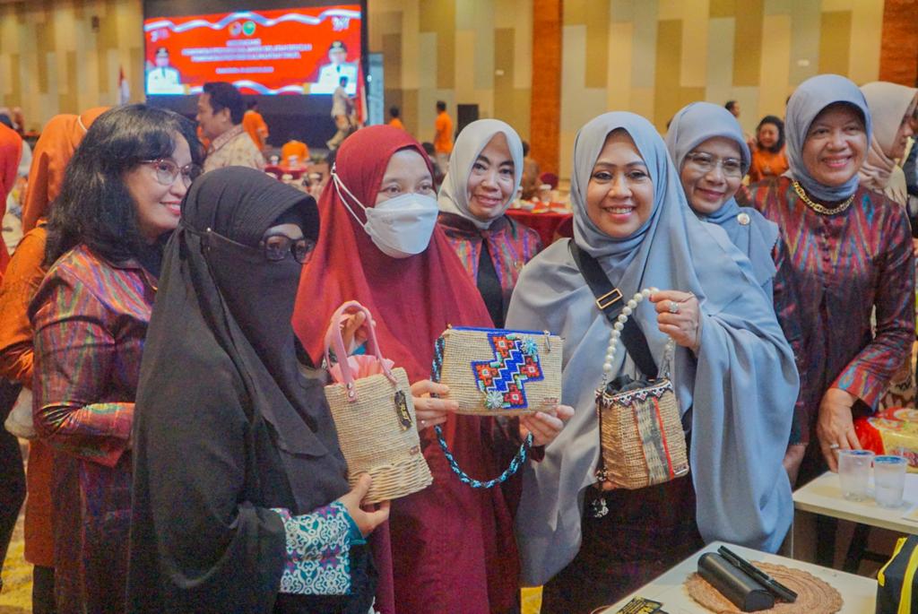 Dipimpin Erna Rasyid Taufan, Dekranasda Parepare Pamerkan Produk Unggulan UMKM di Sulsel Craft Expo Samarinda