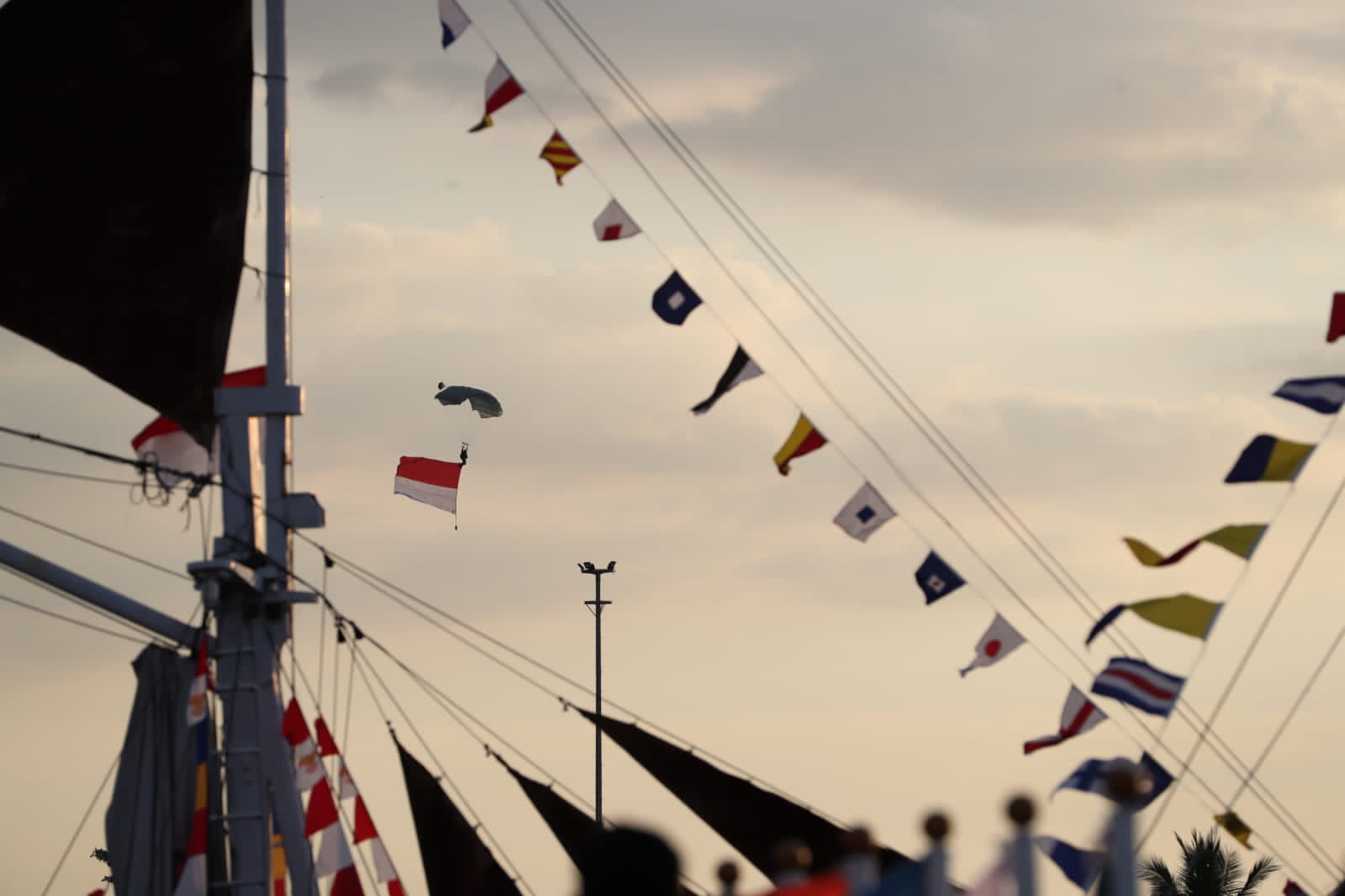 Atraksi Terjun Payung Meriahkan Pembukaan Makassar F8 2023