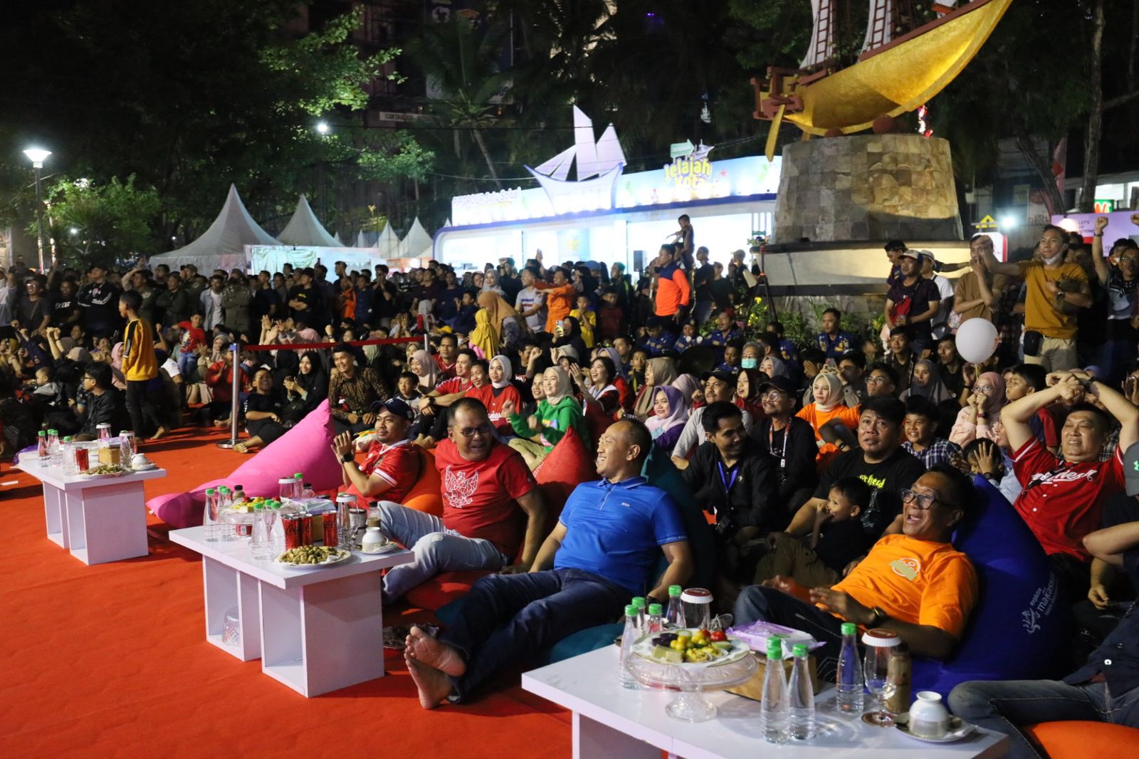 Wali Kota Danny Pomanto, Kapolrestabes Makassar dan Masyarakat Nobar Indonesia Vs Vietnam di Festival F8