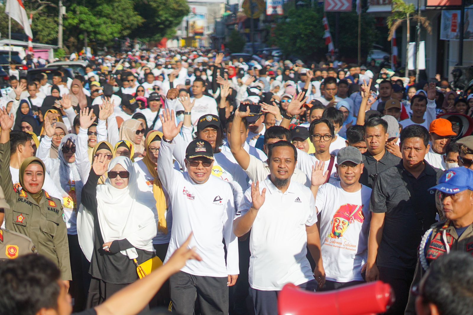 50 Ribu Masyarakat Jalan Sehat Sulsel Anti Mager Bersama Gubernur Andi Sudirman dan Wali Kota Taufan Pawe 