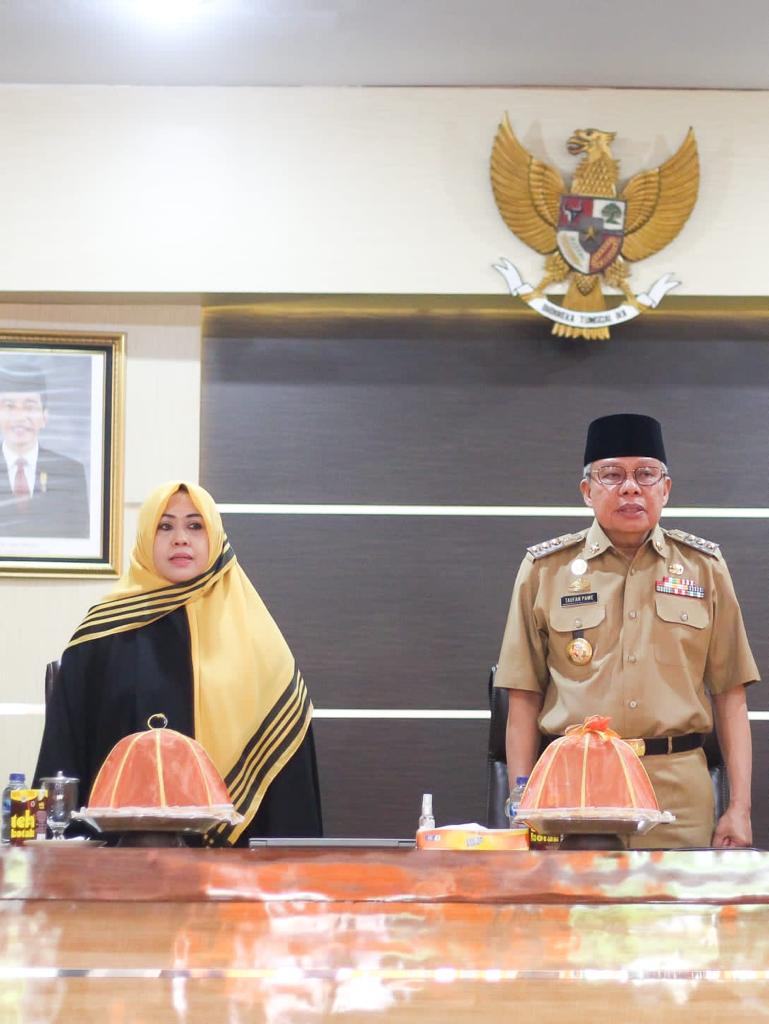 Selamat Promosi Doktor Erna Rasyid Taufan, Taufan Pawe: Luar Biasa, Semoga Ilmunya Bermanfaat Bagi Masyarakat 