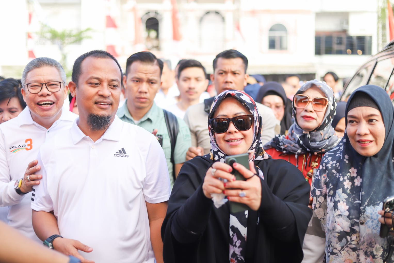 Masyarakat Wajo Senang Jalan Sehat Anti Mager Bersama Taufan Pawe dan Erna Taufan 