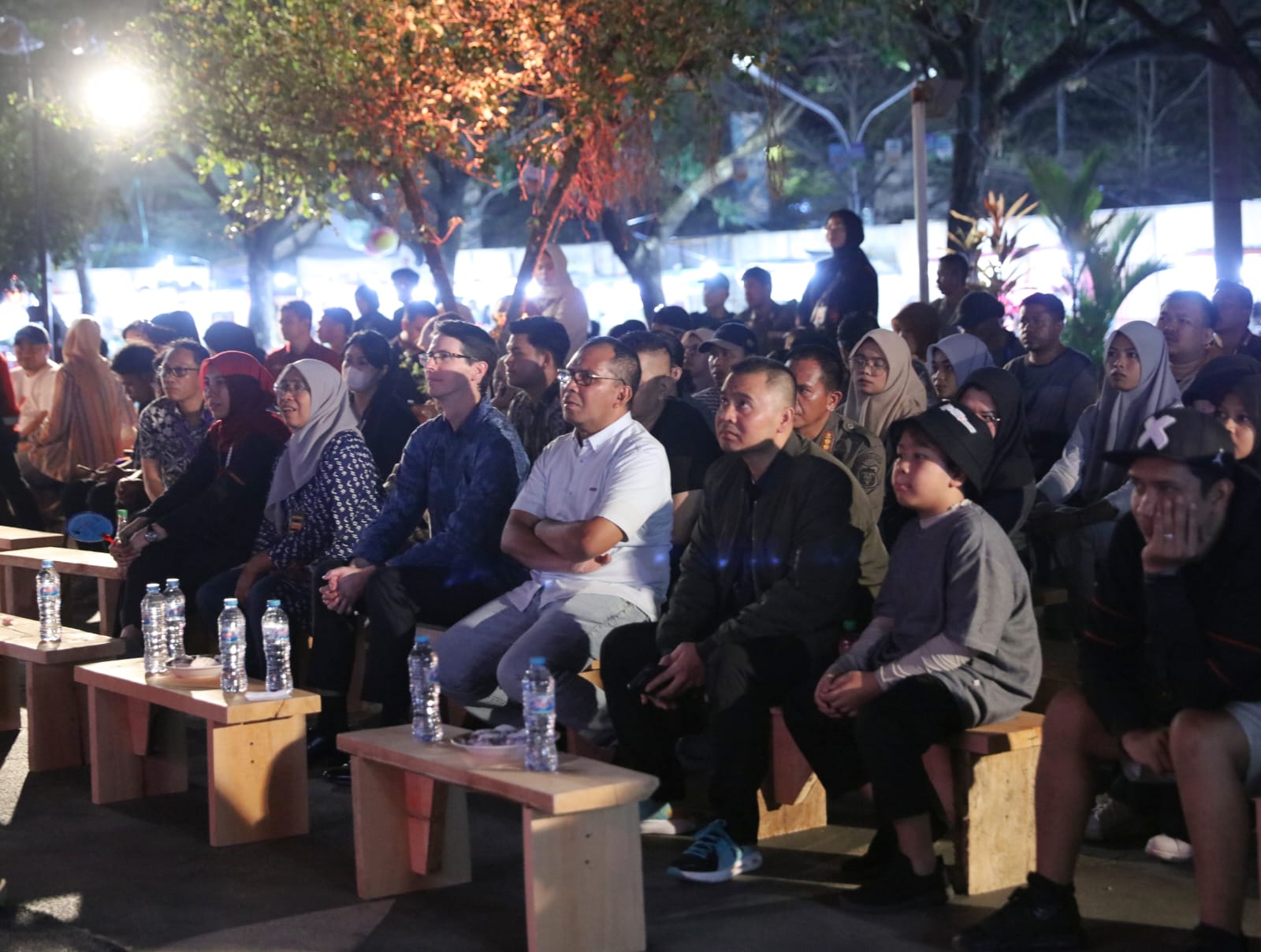Antusiasme Warga Makassar Terpancar saat Nonton Bareng Danny Pomanto di Makassar F8