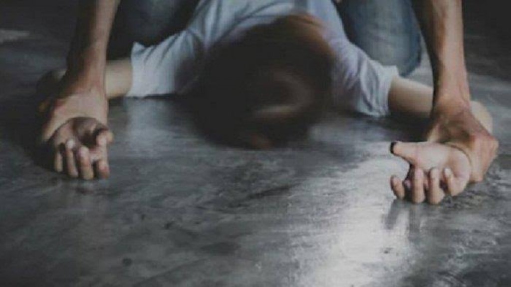 Datang Menginap Kedua Kali, Bayu Paksa Putri Pemilik Vila Bersetubuh