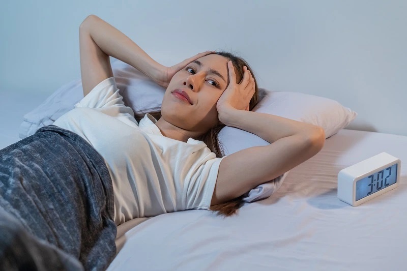 Waspada! Begadang Sambil Minum Kopi Bahaya bagi Asam Lambung