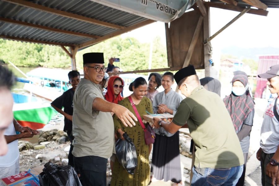 Jelang Idul Fitri, Pj Gubernur Sulbar Bagikan 200 Paket Lebaran ke Masyarakat