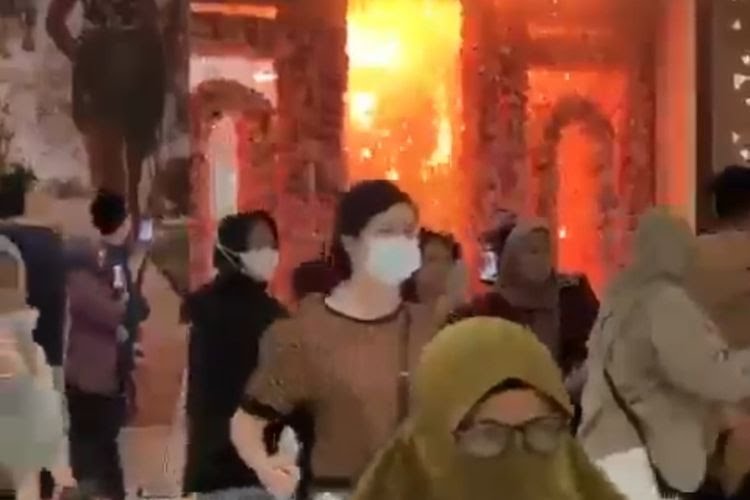 Trans Studio Mal Terbakar, Api Tiba-tiba Muncul di Lantai 2, Pengunjung Panik dan Berhamburan Lari Keluar
