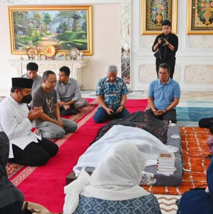 Berduka Cita Atas Wafatnya Anggota DPR Rapsel Ali, Andi Sudirman Langsung Melayat ke Rumah Duka