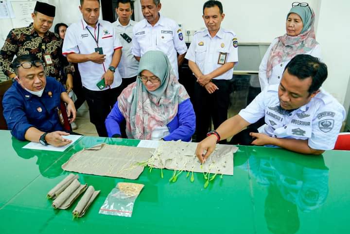 Andi Sudirman Paparkan Program Mandiri Benih kepada Tim Sekretariat Militer Presiden yang Lakukan Peninjauan Lapangan