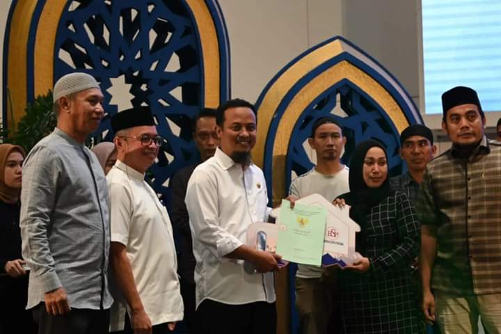 Gubernur Serahkan 11 Unit Rumah dan 18 Paket Umroh dari Apersi Sulsel kepada Masyarakat