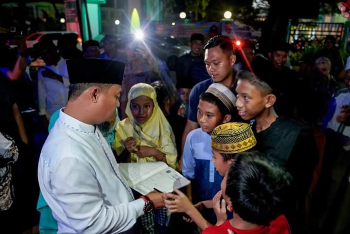 Keluar dari Masjid Agung Takalar, Gubernur Dihadang Anak-anak yang Ingin Minta Tanda Tangan