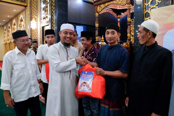 Salat Tarawih Berjamaah di Jeneponto, Andi Sudirman Sekaligus Berikan Bantuan Sembako dan CSR Renovasi Masjid