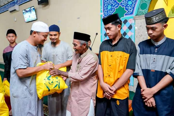 Salat Subuh Berjamaah di Bantaeng, Gubernur Salurkan Paket Sembako untuk Masyarakat Dhuafa